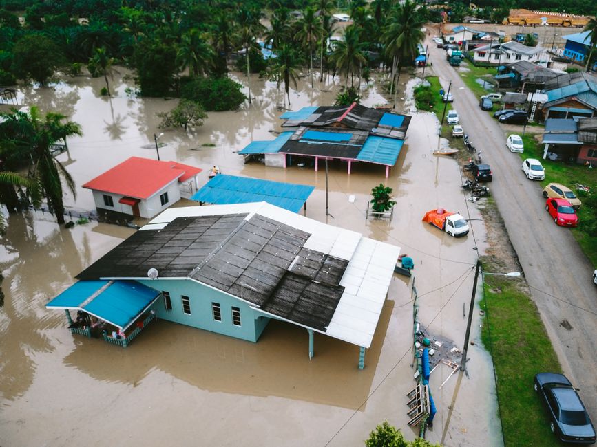 Permukiman yang terendam banjir tampak dari udara, rumah dan jalan tergenang air