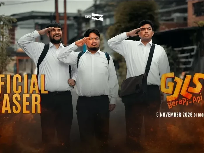 Pemeran film GJLS Berapi-api dalam balutan kostum pemadam kebakaran