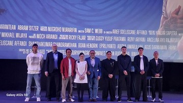 Para pemain dan kru berfoto bersama di atas panggung gala premier film dokumenter The Longest Wait