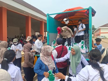 Penyaluran paket sembako Kemensos bagi keluarga prasejahtera di Sulawesi Selatan