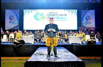 Seorang pria berbaju adat berdiri di panggung pagelaran Langen Tayub Pacitan