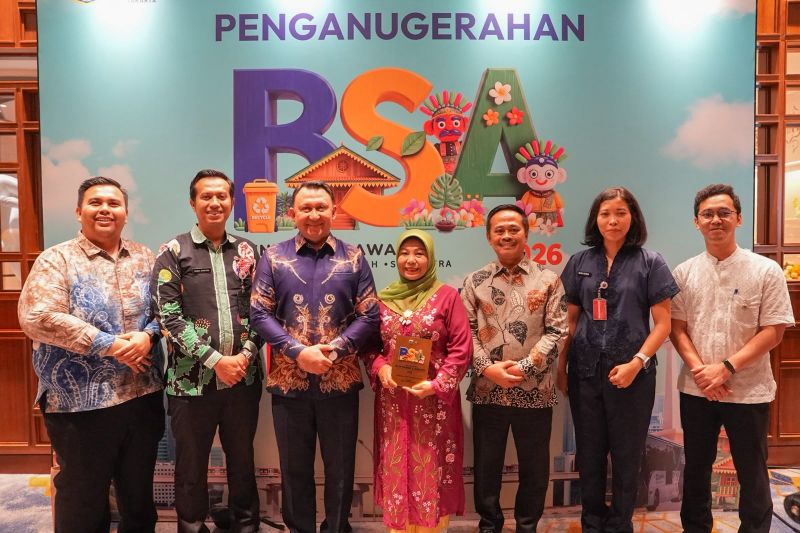 Sejumlah orang berfoto bersama di depan latar penganugerahan Benyamin S Award