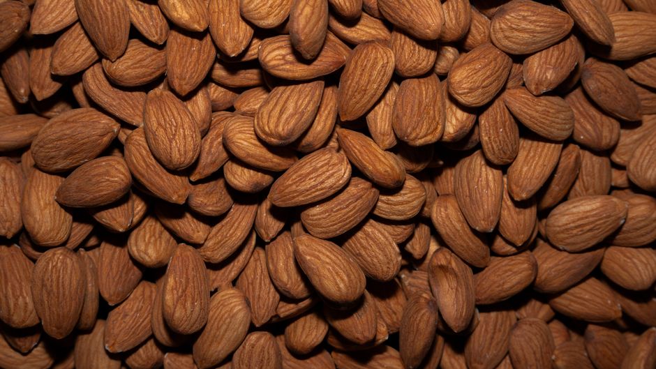 Kacang almond sebagai ilustrasi makanan yang membantu meredakan flu