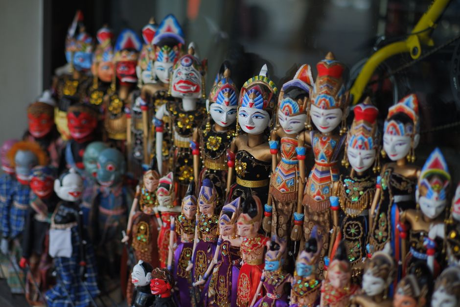 Wayang golek Jawa yang dicat warna-warni, dipajang sebagai wujud kesenian tradisional Indonesia.