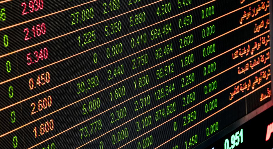 Layar monitor yang menampilkan angka dan grafik perdagangan saham