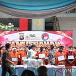 Petugas kepolisian saat memusnahkan barang bukti narkotika