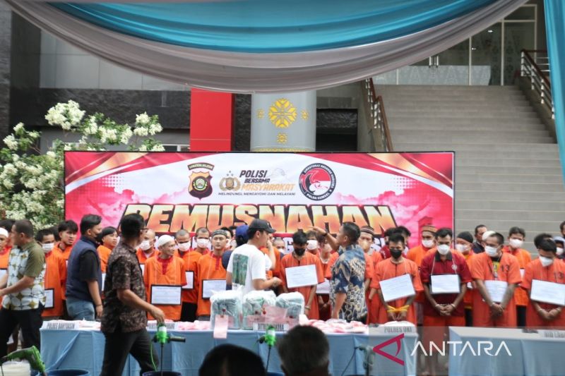 Petugas kepolisian saat memusnahkan barang bukti narkotika