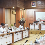 Kakanwil BPN Aceh Serahkan Sertipikat Tanah Wakaf Meunasah Paya Seunara kepada Wali Kota Sabang
