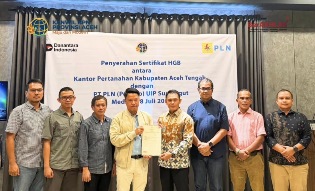Kakanwil-BPN-Aceh-Serahkan-Sertipikat-HGB-kepada-P
