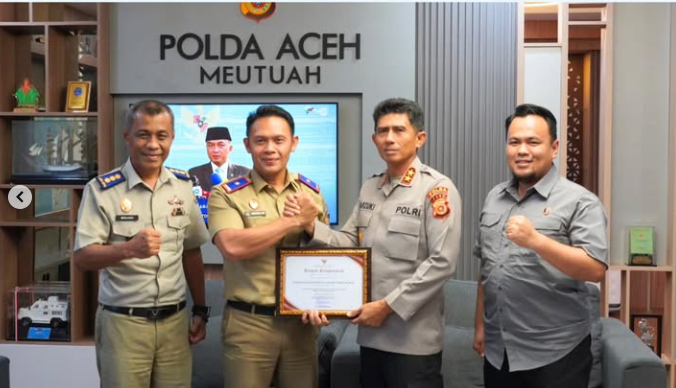 Kakanwil-BPN-Provinsi-Aceh-Serahkan-Penghargaan-Me