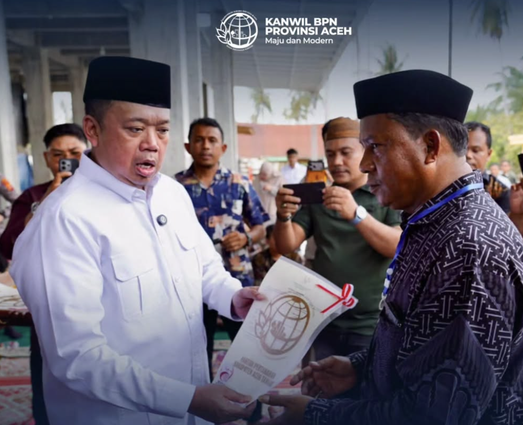 Menteri-ATR-Kepala-BPN-Serahkan-Sertipikat-Tanah-W