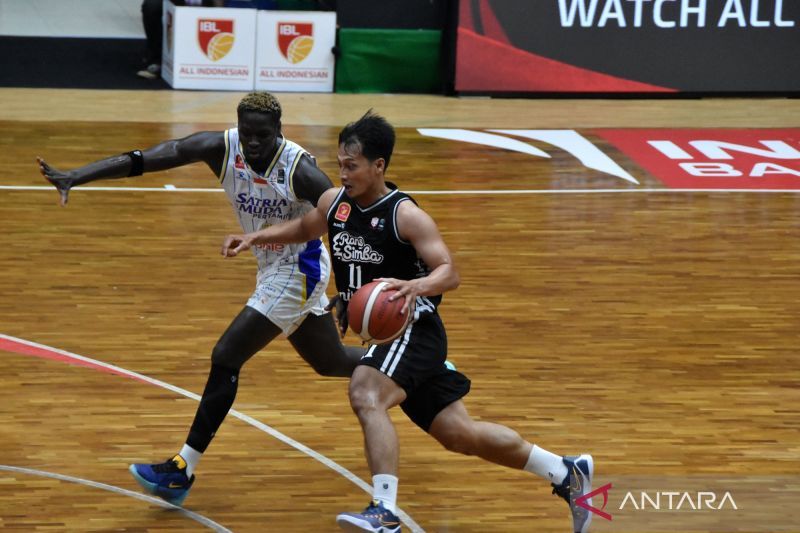 Aksi pemain Satria Muda Pertamina di lapangan basket