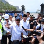 Menteri Kelautan dan Perikanan berbicara kepada wartawan di lokasi pembangunan Kampung Nelayan Merah Putih di Jember, dikelilingi pekerja dan pejabat