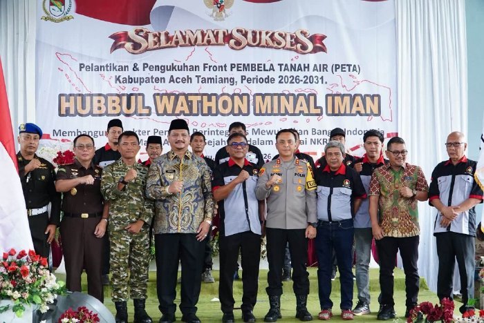 Bupati Aceh Tamiang bersama pengurus Front PETA yang baru dilantik berpose bersama