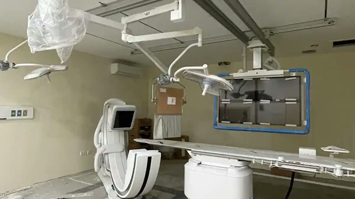Peralatan cathlab untuk kateterisasi jantung sedang dipasang di rumah sakit