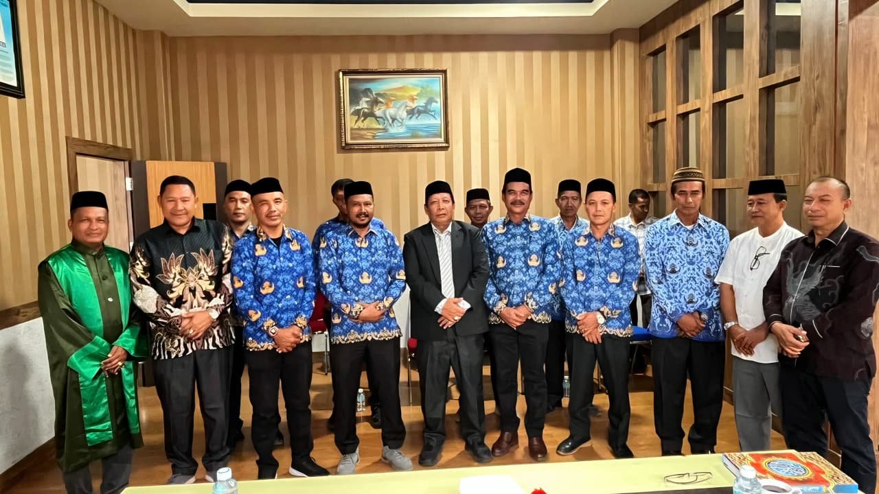 Pejabat Nagan Raya yang baru dilantik berfoto bersama usai pelantikan