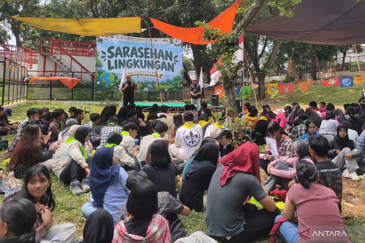 Para siswa pecinta alam mengikuti sarasehan lingkungan di Jakarta