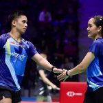 Pasangan ganda campuran Indonesia bertanding bulu tangkis di lapangan