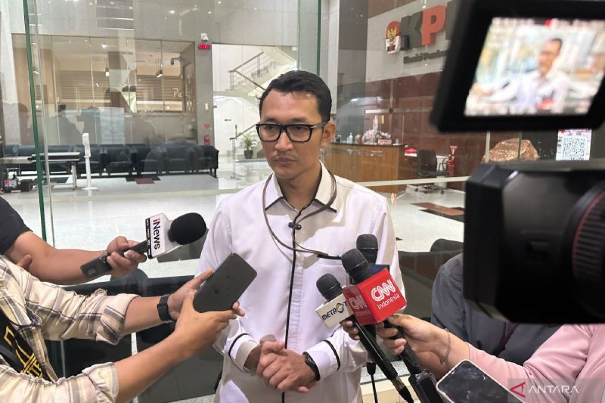 Juru bicara KPK Budi Prasetyo berbicara di Gedung Merah Putih KPK Jakarta