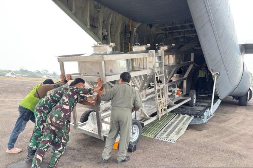 Pesawat melakukan operasi modifikasi cuaca di atas wilayah Sumatera Selatan