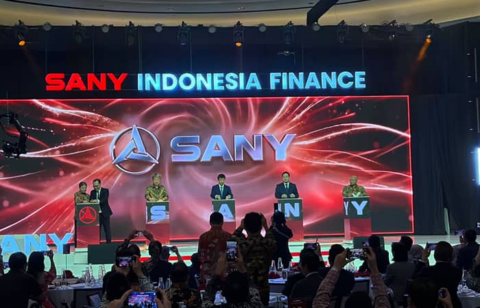Jajaran PT Sany Indonesia Finance pada acara peluncuran resmi di Jakarta