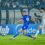 Pemain Persib Bandung bertanding melawan Melbourne Victory di Stadion Si Jalak Harupat