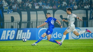 Pemain Persib Bandung bertanding melawan Melbourne Victory di Stadion Si Jalak Harupat