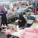 Pekerja menyelesaikan produksi pakaian di Perkampungan Industri Kecil Penggilingan, Jakarta