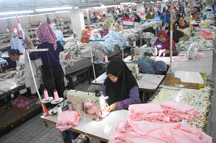 Pekerja menyelesaikan produksi pakaian di Perkampungan Industri Kecil Penggilingan, Jakarta