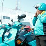 Pengemudi ojek listrik Green SM Bike dengan sepeda motor listrik di Jakarta