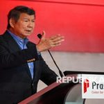 Gedung bursa saham dan layar pergerakan harga saham