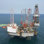 Anjungan lepas pantai di tengah laut