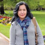 Seseorang menggunakan ponsel