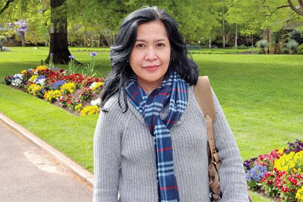 Seseorang menggunakan ponsel