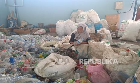 Ketegaran Mbah Tarminah dan Pengelolaan Sampah Menjadi Ekonomi Sirkular di Guwosari