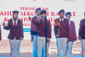 Siswa Sekolah Rakyat mengikuti kegiatan belajar di kelas