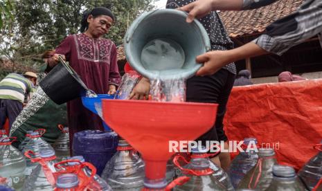 Kekeringan di Bekasi, PMI Salurkan 30.000 Liter Air Bersih untuk Warga