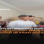Karung-karung beras ditumpuk di sebuah gudang distribusi