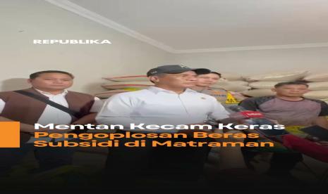 Karung-karung beras ditumpuk di sebuah gudang distribusi