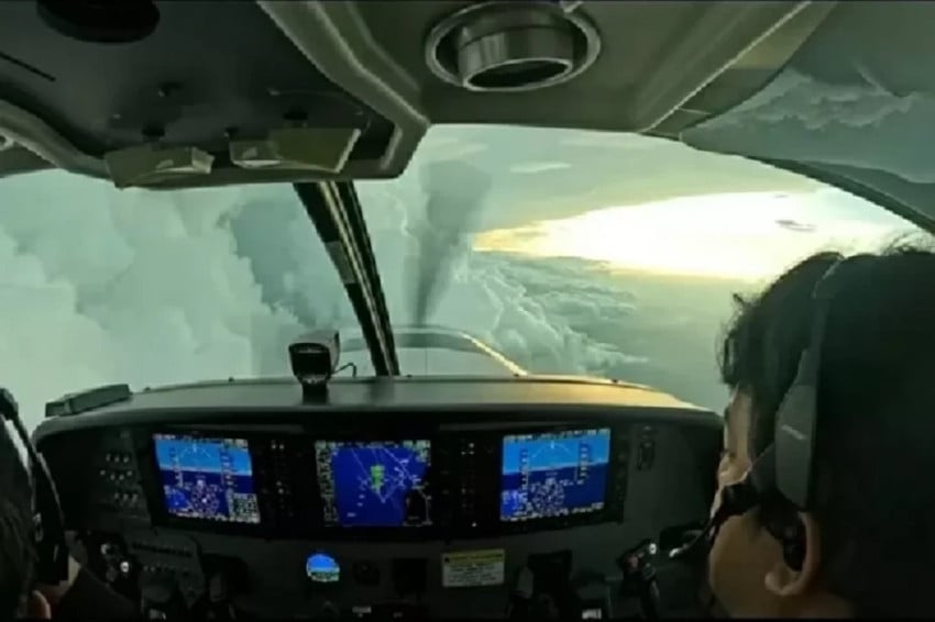 Pesawat water bombing untuk pemadaman karhutla