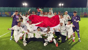 Pemain Timnas Indonesia U-15 merayakan gol di lapangan
