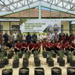 Peserta pelatihan pertanian modern mempelajari perangkat teknologi di lahan pertanian