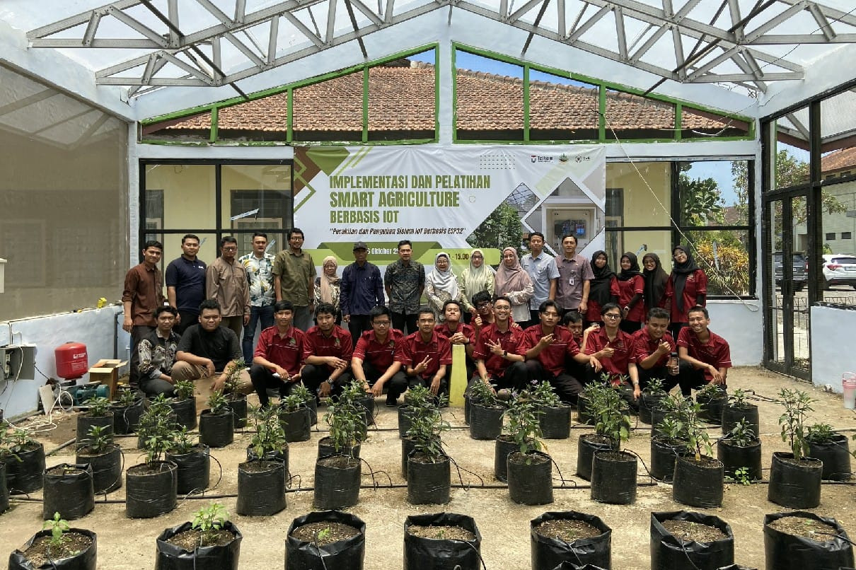 Peserta pelatihan pertanian modern mempelajari perangkat teknologi di lahan pertanian