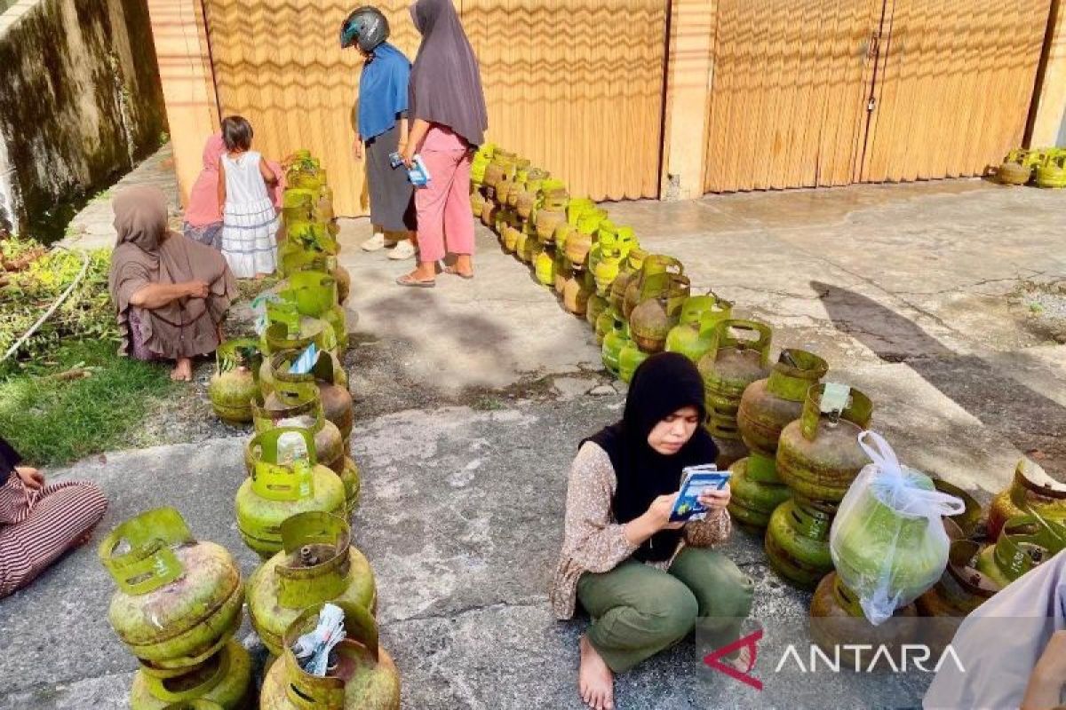 Warga mengantre membeli LPG 3 kg di pangkalan resmi di Meulaboh, Aceh Barat