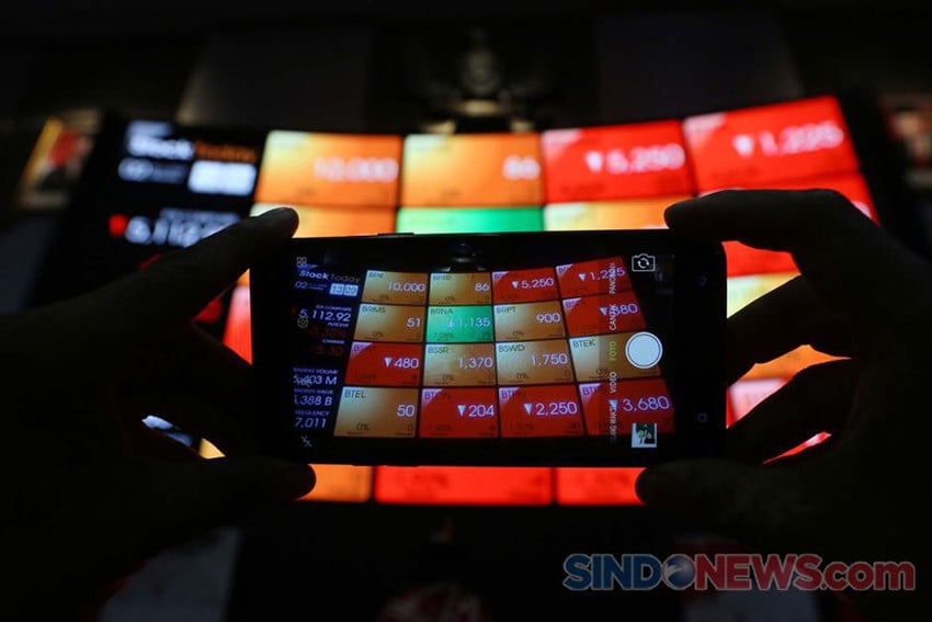 Layar pergerakan Indeks Harga Saham Gabungan di Bursa Efek Indonesia