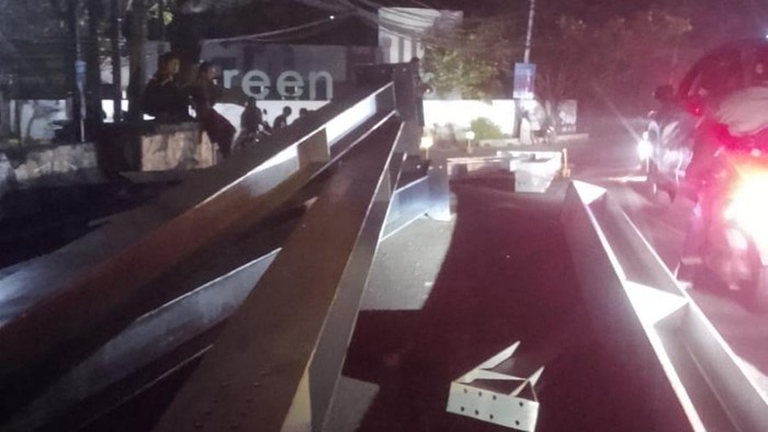 Muatan tiang baja yang dibawa truk terjatuh dan mengenai mobil di Ciputat, Tangsel