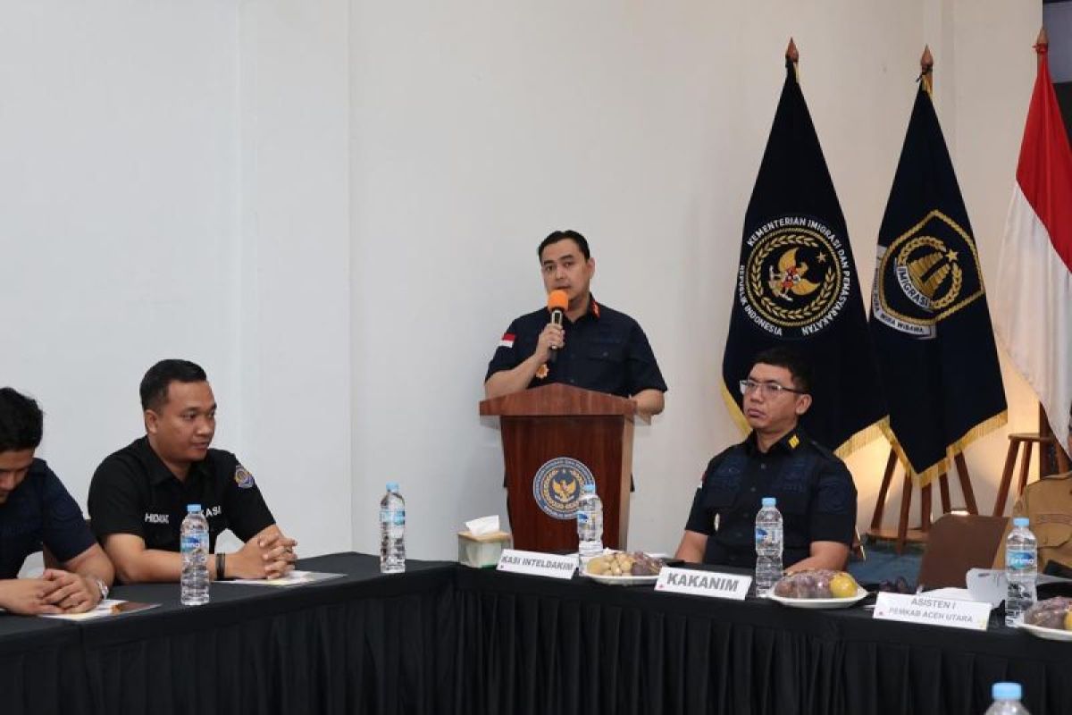 Kepala Kantor Imigrasi Lhokseumawe Azhan Miraza dalam rapat Tim Pora di Lhoksukon