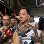 Wapres Gibran Rakabuming Raka menjawab pertanyaan wartawan di Jakarta Barat