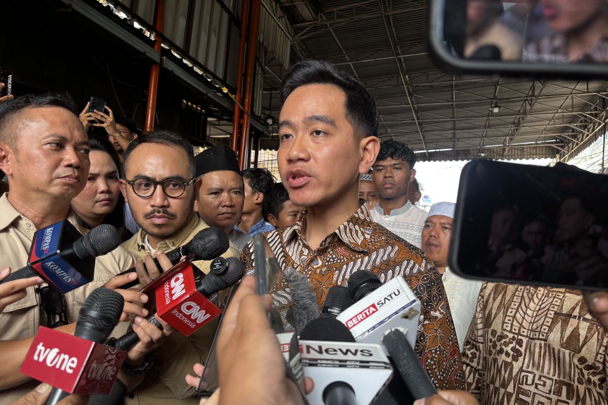Wapres Gibran Rakabuming Raka menjawab pertanyaan wartawan di Jakarta Barat