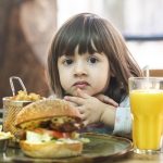 Ilustrasi anak mengonsumsi makanan ultra-proses